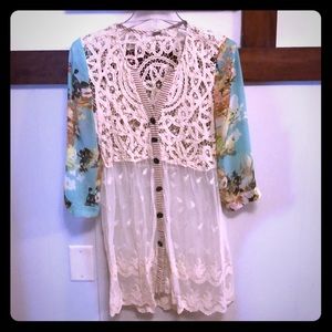 ~GIMMICKS by BKE~ floral button blouse